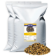 Eine silberne Tasche mit dem getrockneten Johannisbrotprodukt von Lyra Pet, beschriftet mit 'GETREIDE UND SAATEN Johannisbrot', mit einem Haufen Johannisbrotstücken davor.