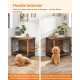 Tiertransportbox mit einer flexiblen Seitentür und einem flauschigen Hund daneben. Der Text beschreibt die Platzierungsoptionen für die linke oder rechte Tür.