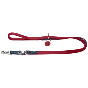 Rot- und marineblaue, zweifarbige Hundeleine mit Metallclips, Ringen und kleinem rundem roten Anhänger, geprägt mit einer Hundesilhouette.