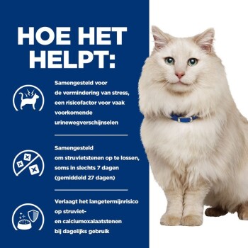 Een fluffy witte hond zit tegen een blauwe achtergrond met tekst die uitlegt hoe een product helpt stress en urineproblemen bij huisdieren te verminderen.