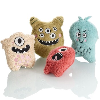 Vier bunte plüschige Monster-Spielzeuge für Haustiere, mit verspielten Designs und verschiedenen Gesichtsausdrücken und Texturen.