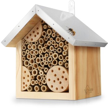 Bienenhotel mit Metalldach