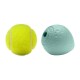 Ein leuchtend gelber Tennisball und ein hellblaues Gummihundespielzeug, beide für das Spielen mit Haustieren konzipiert, nebeneinander präsentiert.