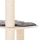 Arbre à chat avec des poteaux à gratter en sisal et un coussin de repos gris en peluche sur une plateforme en bois.