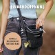 Eine Person in einem hellblauen Oberteil und schwarzen Jeans greift in eine "RUDELKÖNIG"-Leckerlitasche für schnelle Belohnungen.
