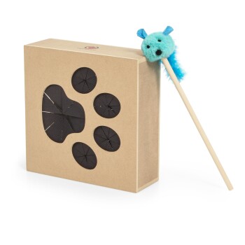 Ein Karton in Form eines Pfotenabdrucks mit schwarzen runden Ausschnitten, begleitet von einem blauen, flauschigen Spielzeug an einem Stock, das einem kleinen Tier ähnelt.