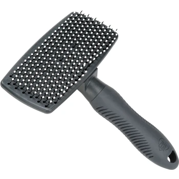 Brosse de toilettage pour animaux noire avec une tête rectangulaire et des poils blancs, dotée d'un manche ergonomique texturé.