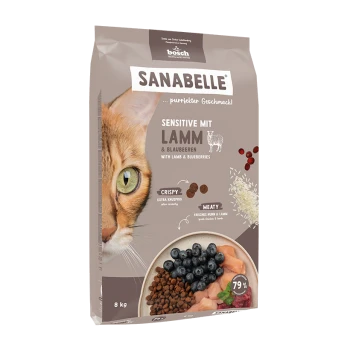 Katzenfutterverpackung mit "Sanabelle Sensitive mit Lamm & Blaubeeren" mit Bildern von Trockenfutter, Blaubeeren und Fleisch; 8 kg Größe.
