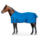 Ein braunes Pferd trägt eine leuchtend blaue Pferde-Decke und steht vor einem weißen Hintergrund.