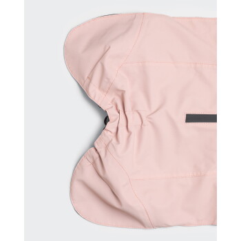 Rosa Hunderegenmantel mit Kapuze, gerafftem elastischem Bund und reflektierendem Streifen, flach ausgelegt auf weißem Hintergrund.