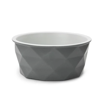 Grauer, geometrisch strukturierter Keramik-Tiernäpfe mit weißem Innenraum, freigestellt auf weißem Hintergrund.