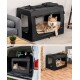 Eine schwarze Hundebox mit Netzfenstern, in der ein entspannter Hund zu sehen ist, dargestellt in drei Umgebungen: einem Wohnzimmer, einem Auto und einer gemütlichen Ecke.