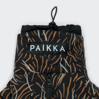Schwarz-braun gestreifte Haustierjacke mit Reißverschluss und "PAIKKA"-Etikett auf der Rückseite, mit verstellbarer Schlaufe oben.