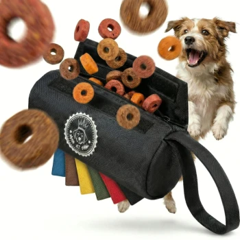 Eine schwarze Leckerlitasche für Haustiere mit einem Logo, das einen Hund zeigt, umgeben von verstreuten braunen Hundeleckerlis und Farbmuster auf der rechten Seite.