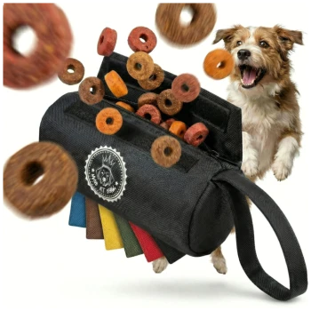 Eine schwarze Leckerlitasche für Haustiere mit einem Logo, das einen Hund zeigt, umgeben von verstreuten braunen Hundeleckerlis und Farbmuster auf der rechten Seite.