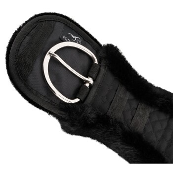 Nahaufnahme eines schwarzen Reitgurtes mit einer silbernen Schnalle und weicher Fell-Innenausstattung, mit gestepptem Stoff und elastischen Riemen.