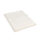 Ein weiches, cremefarbenes Haustierbett mit gerippter Textur und rechteckiger Form, entworfen für Komfort und Entspannung.