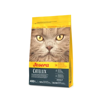 Eine 400g Tüte Josera Catelux Katzenfutter mit einem Nahaufnahme des Gesichts einer Katze, mit Text, der "Extreme Anti-Haarball" und Nährstoffdetails hervorhebt.