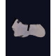 Hellgrauer Hundemantel mit schwarzem Kragen, verstellbarem schwarzem Riemen und schwarzem Etikett mit der Aufschrift 'PAI' vor dunkelblauem Hintergrund