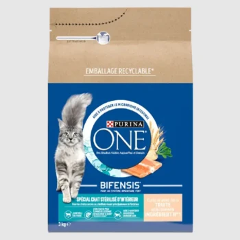 Sac de nourriture pour chats Purina ONE présentant un chat gris, étiqueté "Bifensis," conçu pour les chats stérilisés d'intérieur, 3 kg, avec un emballage recyclable.