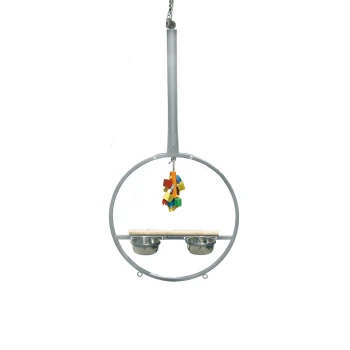 Hängender Vogel-Futterspender mit zwei Schalen aus Edelstahl, einem Holzsitz und einem bunten Spielzeug, das mit einer Kette befestigt ist.