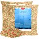 Ein blauer und weißer Eimer, beschriftet mit "Lyra Pond" und dem Text "ALLES FÜR IHREN TEICH" sowie bunten Fischfutterpellets, die davor verstreut sind.