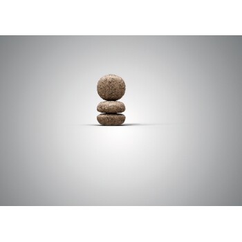 Drei gestapelte Haustierfutterpellets auf einem schlichten Hintergrund, die eine natürliche, körnige Textur zeigen.