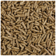 Gros plan de petites granulés de nourriture pour animaux bruns éparpillés sur une surface, montrant leur forme cylindrique et leur surface texturée.