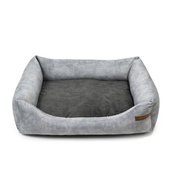 Graues Haustierbett mit einer plüschigen, weichen Oberfläche und erhöhten Rändern, mit einem dunkelgrauen Zentrum und einem kleinen Lederetikett.