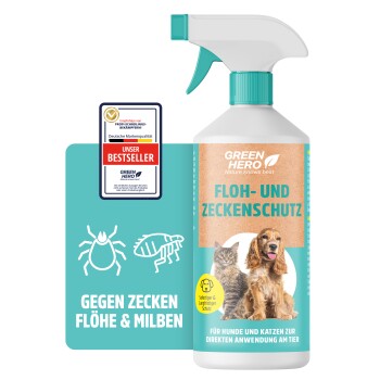 Eine Sprühflasche mit der Aufschrift "GREEN HERO" zum Schutz vor Flöhen und Zecken, mit einer Katze und einem Hund auf dem Etikett, mit einem Volumen von 500 ml.