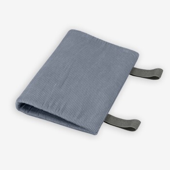 Grau Cord-Haustierdecke mit zwei grauen Stoffriemen an den Seiten, gefaltet und auf einem weißen Hintergrund präsentiert.