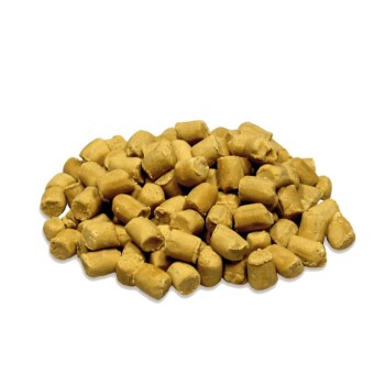 Ein Haufen kleiner, goldbrauner Haustierfutterpellets auf einem weißen Hintergrund.