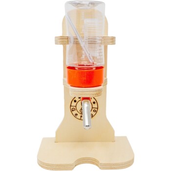 Ein Holzhalter für Haustier-Wasserflaschen mit einer klaren Plastikflasche, die einen Metallauslauf und eine orangefarbene Basis hat.