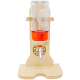 Ein Holzhalter für Haustier-Wasserflaschen mit einer klaren Plastikflasche, die einen Metallauslauf und eine orangefarbene Basis hat.