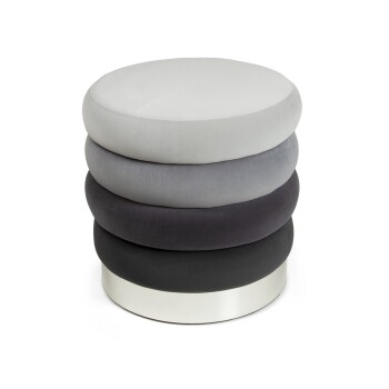 Gestapelte runde Haustierkissen in verschiedenen Grautönen mit einem eleganten Metallfuß, entworfen für den Komfort von Haustieren.