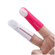 Zwei Fingerzahnbürsten in pink und weiß, entworfen für die Zahnpflege von Haustieren, auf einer Hand präsentiert.
