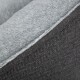 Nahaufnahme eines Haustierbettes mit einer weichen grauen Fleece-Oberseite und einer strukturierten schwarzen Fischgrät-Seite.