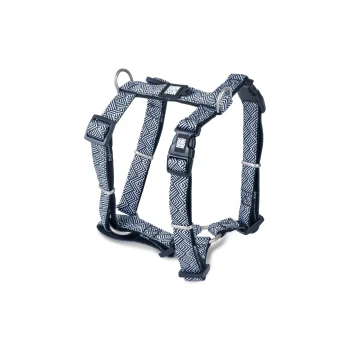 Schwarz-weiß geometrisch gemustertes verstellbares Hundegeschirr mit Metallringen und Kunststoffschnallen auf weißem Hintergrund.