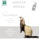 Ein Frettchen schaut auf die Anweisungen für ein Sprühprodukt: "Modo de Empleo", "Pulverizar", "Aplicar en el pelaje del animal."