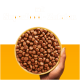 Eine Hand hält eine gelbe Schüssel, gefüllt mit kleinen, runden Haustierfutterkibbles, mit dem Text "mit Superfood - Zutaten" auf einem orangefarbenen Hintergrund.