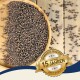 Eine Holzschale gefüllt mit kleinen, dunklen Samen, mit einigen verstreuten Samen. Ein goldenes Abzeichen überlagert liest '15 Jahre' und 'Beste Qualität.'