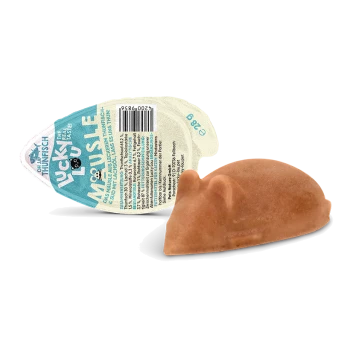 Braunes Plüschmäuse-Spielzeug mit blau-weißer Etikette 'Lucky Lou' und Barcode.