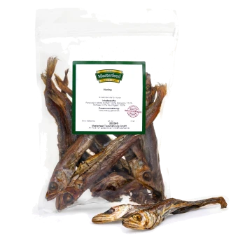 Getrocknete Hering-Fischleckerlis für Hunde in einer klaren Tüte, beschriftet mit 'Masterfeed Premium', mit Nährwertangaben und Zutatenliste.