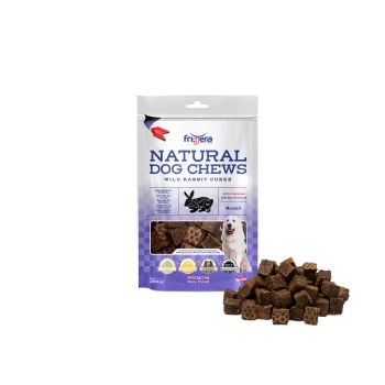 Verpackung von Natural Dog Chews Wild Rabbit Cubes mit einem Stapel von kaninchenaromatisierten Hundeleckerlis, mit einem Hundebild und dem Text '100% Lecker'.