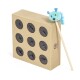 Ein Pappspielzeug für Katzen mit neun runden Öffnungen und einer blauen, flauschigen Maus, die an einem Stock befestigt ist, entworfen für interaktives Spielen.
