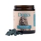 Ein Glas Dogcs Anti-Aging Nutrition Spirulina Chips für Hunde, mit einem Cocker Spaniel auf dem Etikett, mit Spirulina-Chips daneben.