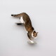 Eine flauschige Katze, die auf einem Wandregal in einem sonnendurchfluteten Raum ruht, mit abstrakter Kunst und einem Kratzbaum im Hintergrund.