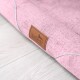 Eine Nahaufnahme eines rosa Haustierbettes mit einem Lederetikett, das den Markennamen "tierlando" und eine Silhouette eines Hundes zeigt.