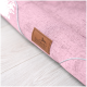 Eine Nahaufnahme eines rosa Haustierbettes mit einem Lederetikett, das den Markennamen "tierlando" und eine Silhouette eines Hundes zeigt.