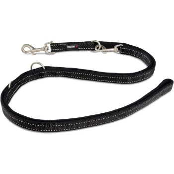 Schwarze Wolters Hundeleine mit reflektierenden Nähten und Metallclips auf weißem Hintergrund.